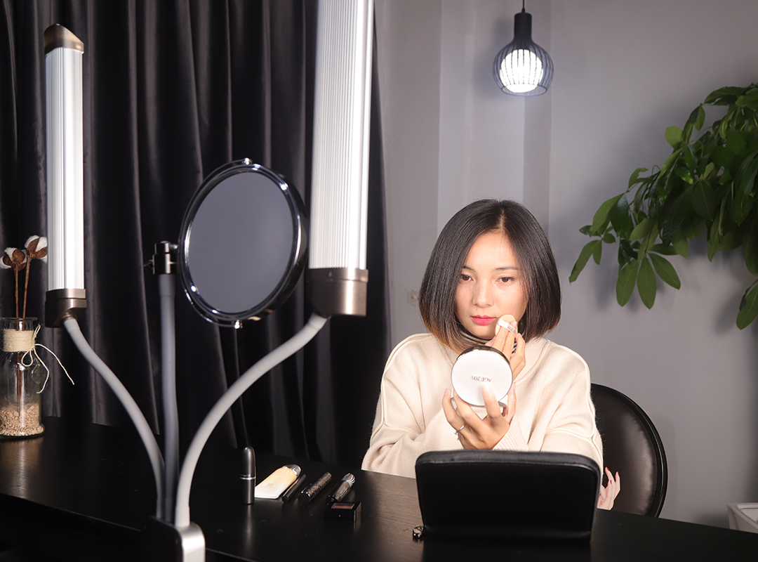 Two arms s1elfie light for mirror